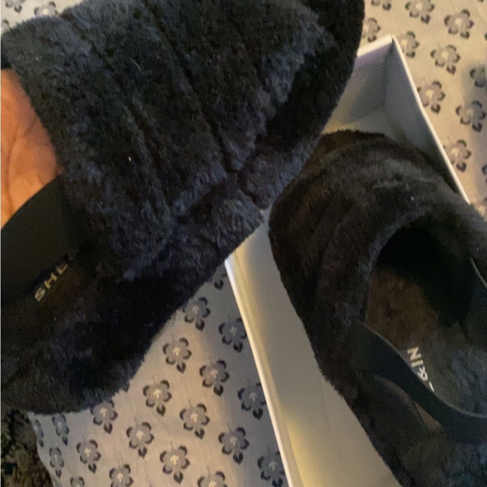 Black and gray fur slides in great condition get both for the price of 1!